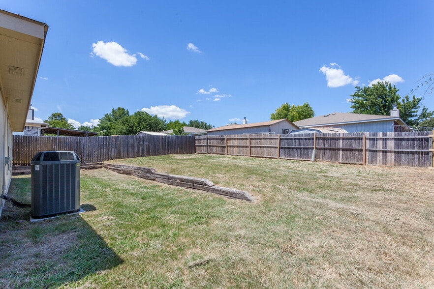 Building Photo - 10216 Aurora Dr