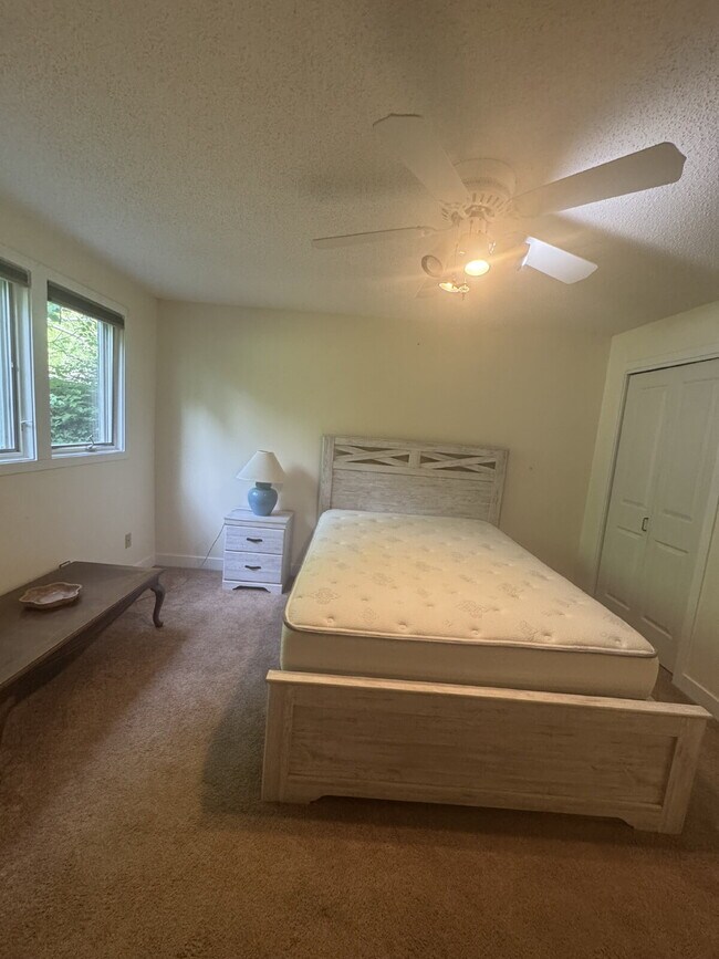 Building Photo - Charming furnished ground level Mountain Condo.
