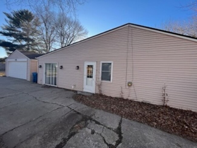 Building Photo - Single Family 2 bedroom 2 bath in LeClaire