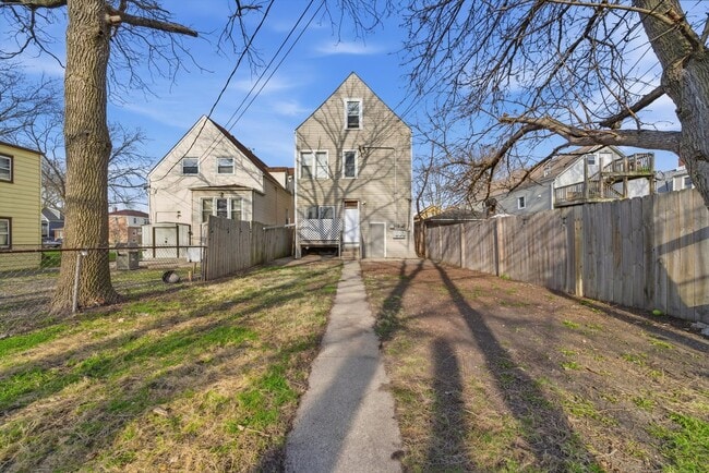 Building Photo - 3311 N Kostner Ave