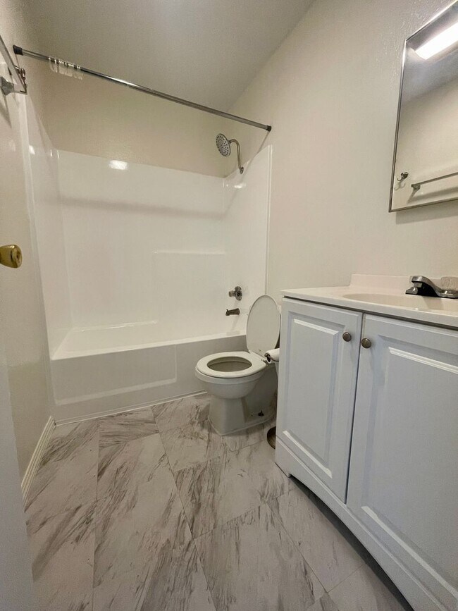 Building Photo - Specious 2 Bedrooms 1 Bathroom with Parkin...