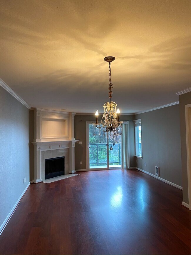 Building Photo - Desired Location in Kirkland - 2 Bedroom 2...