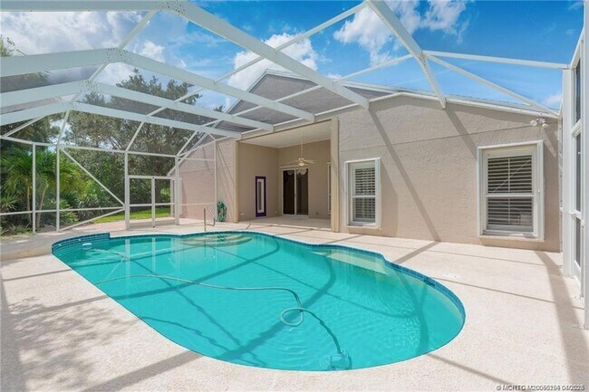 Building Photo - 376 NW Canna Way