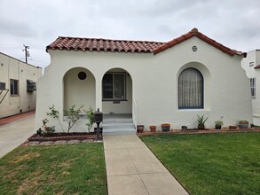 Building Photo - Spacious 2 Bedroom 2 Baths Spanish Charmer!