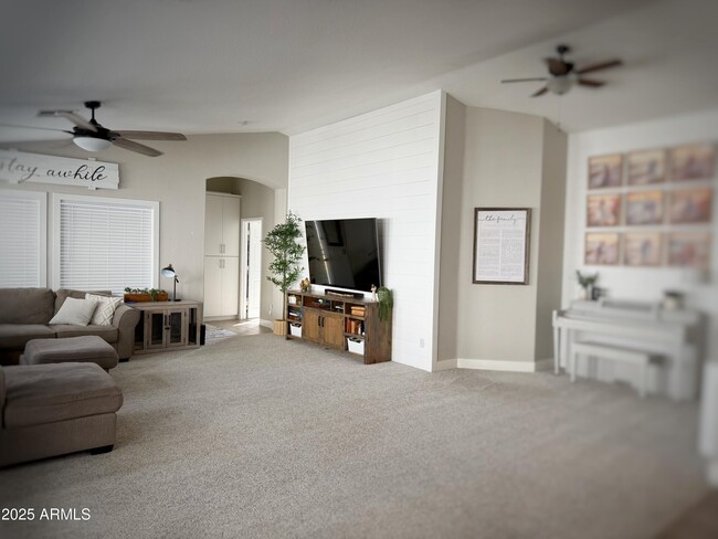 Building Photo - 17371 W Coyote Trail Dr