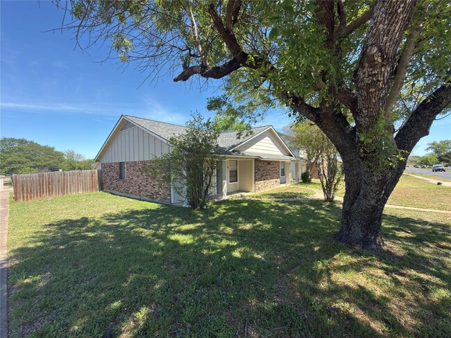 Building Photo - 1614 W Braker Ln