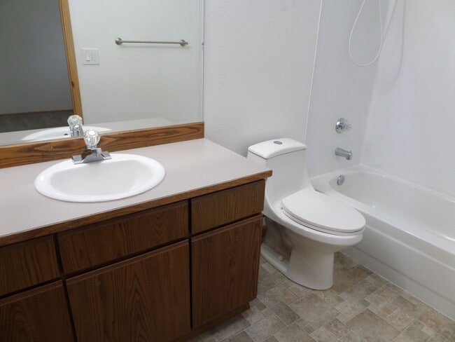 Building Photo - Great 3-Bedroom Duplex in North Tacoma - T...