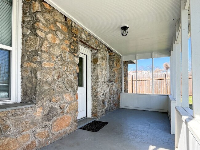 Building Photo - Charming 3BD/1BA Home In Unbeatable Location