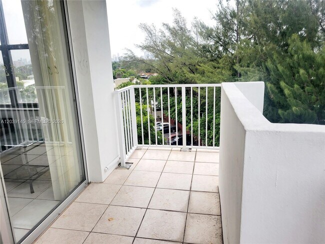 Building Photo - 1300 NE Miami Gardens Dr
