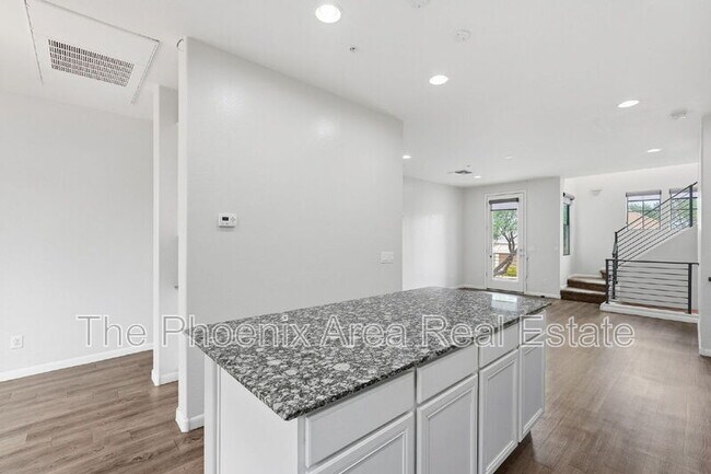 Building Photo - 2090 S Dorsey Ln
