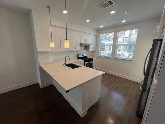 Building Photo - Beautiful 3 bed 2.5 bath Townhouse in Moun...
