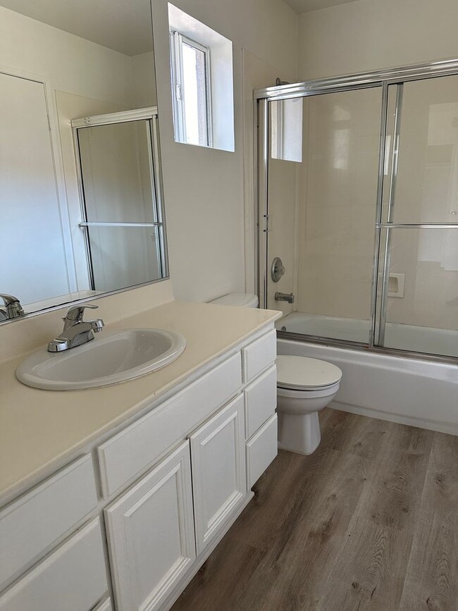 Building Photo - Centrally Located Townhome w/ 2 Car Garage...