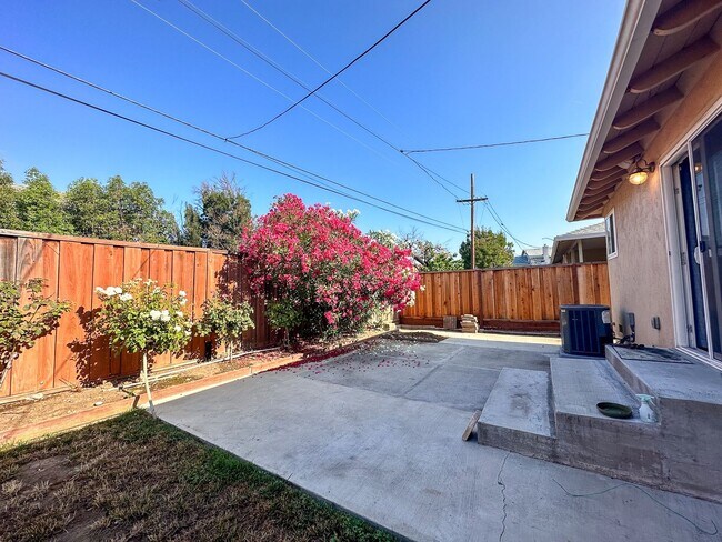 Building Photo - 1727 Coralee Dr