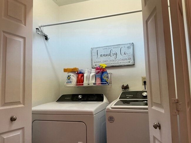 Building Photo - Exceptional 2 bedroom Condo