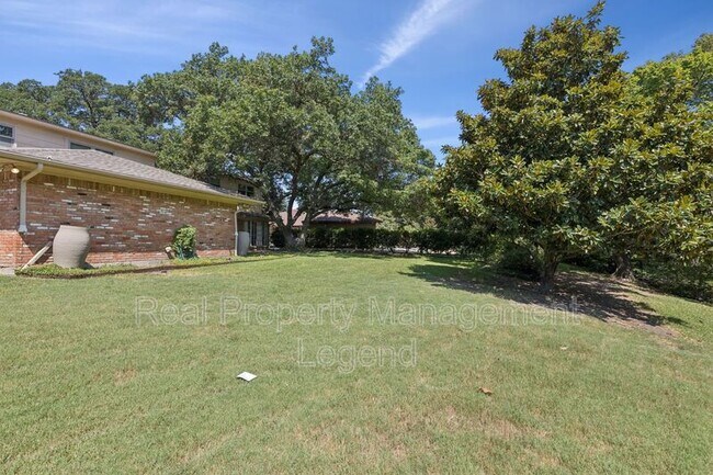 Building Photo - 2016 Willowbrook Way