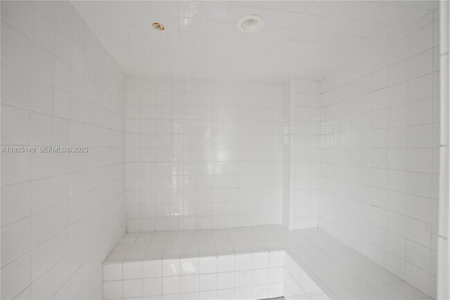 Building Photo - 480 NE 30th St