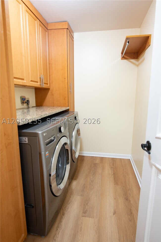 Building Photo - 3160 Peachtree Cir