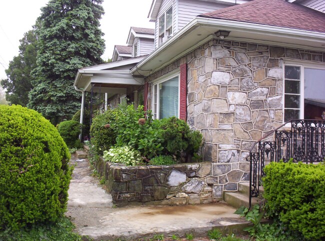 Building Photo - 1530 Main St
