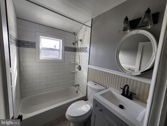 Building Photo - 1925 Ewald Ave