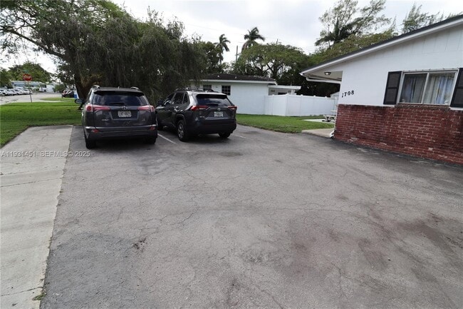 Building Photo - 1708 N 16th Ave