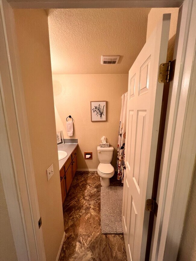 Building Photo - 4412 Ingleside Dr SE