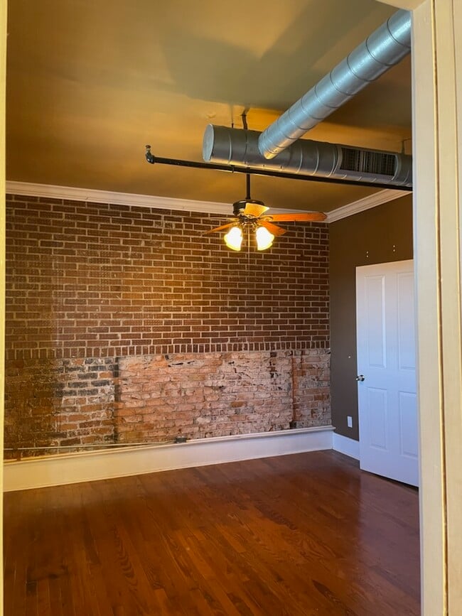 Building Photo - 121 N Main St