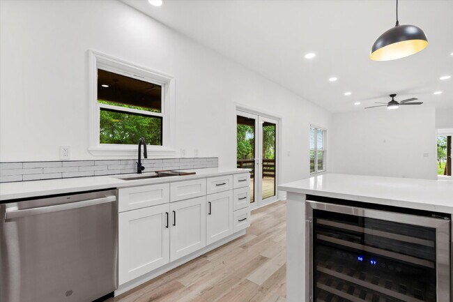 Building Photo - "Spacious 4-Bed Oasis with Guest Suite on Johns Island - Your Dream Home Awaits!"