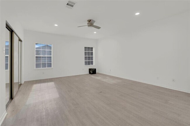 Building Photo - 4001 Tanglewilde St
