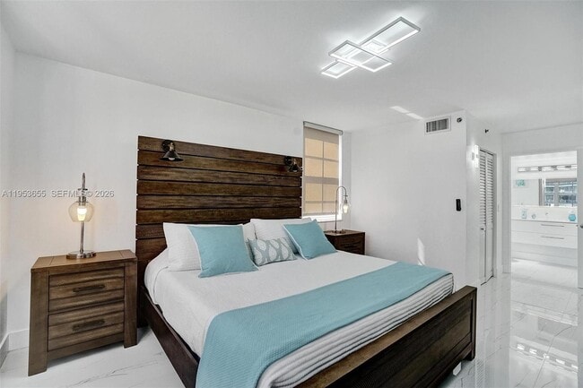 Building Photo - 19601 E Country Club Dr