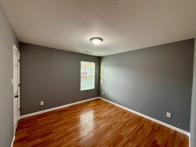 Building Photo - Lenoir City 37771 - Duplex, 2 bedroom, 1 bath unit - Contact Chad Weeks 865-567-6193