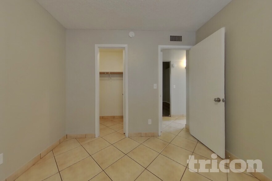 Building Photo - 102 W Ivyglen St