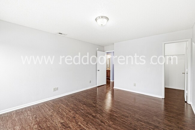 Building Photo - Charm and Convenience- Your 3 Bedroom Have...