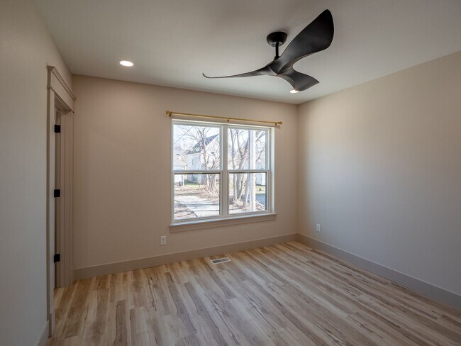 Building Photo - 922
