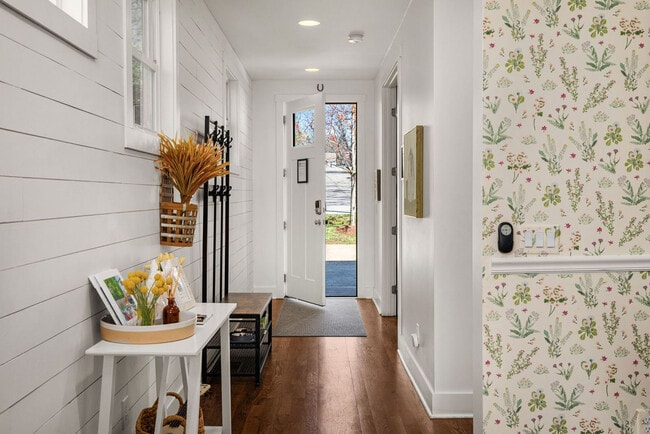 Building Photo - 559 Veritas St