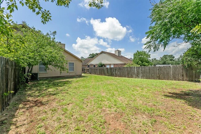 Building Photo - 6002 Parkwood Dr
