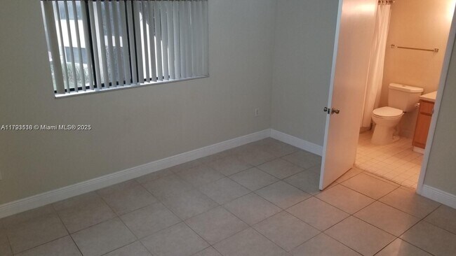 Building Photo - 2550 SW 18th Terrace