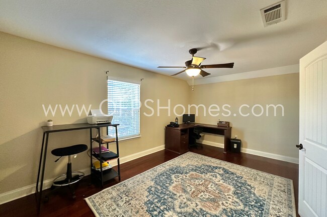 Building Photo - AVAILABLE IN AUG! 5BR/3BA IN S. CRESTVIEW