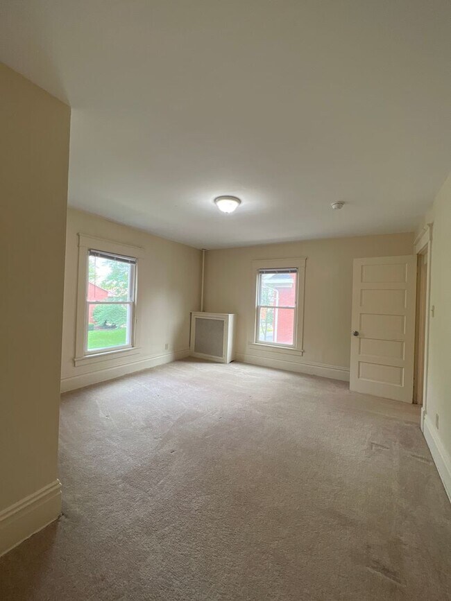 Building Photo - Two Bedroom apartment near engineering and...