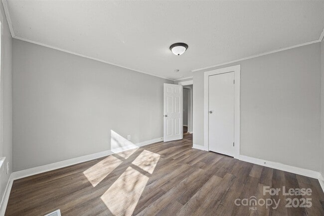 Building Photo - 1127 W 5th Ave