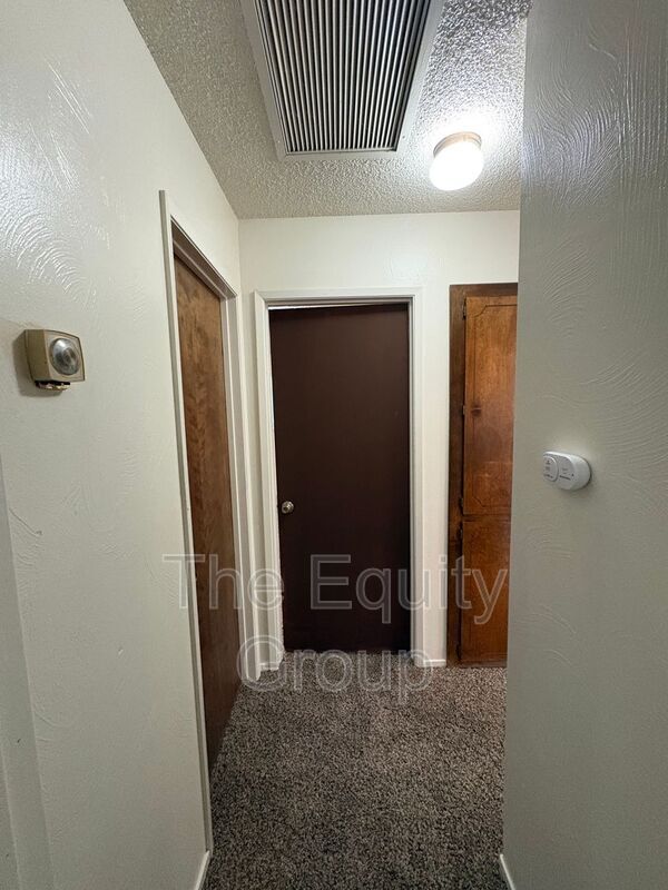 Building Photo - 3924 W Hillsdale Ct