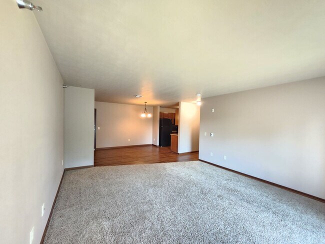 Building Photo - PRAIRIE POINTE APARTMENTS