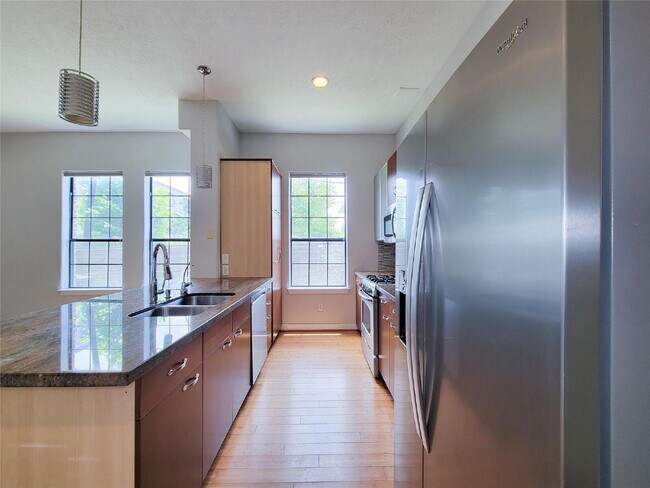 Building Photo - 3 Bed Townhome in 77003 Near Minute Maid Park + First-Floor Living