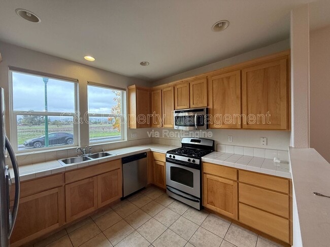 Building Photo - 2527 N Village Dr