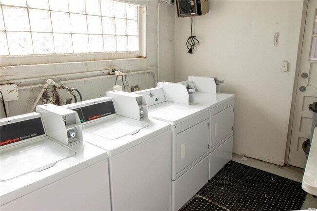 Building Photo - Walton