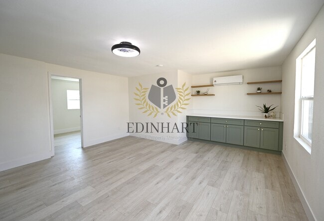 Building Photo - 1584 N Carruth Ave