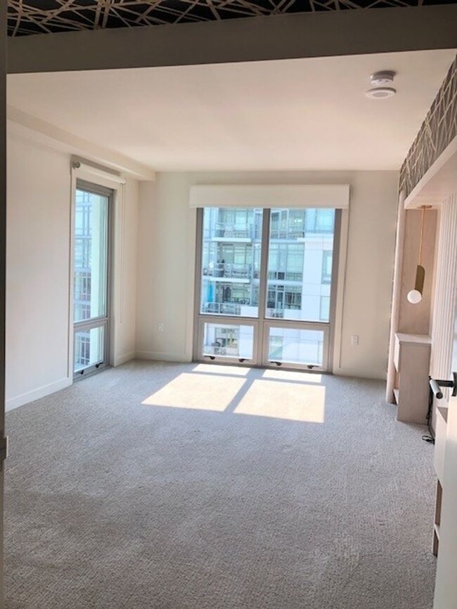 Building Photo - Rare luxurious 3 bedroom condo on the wate...