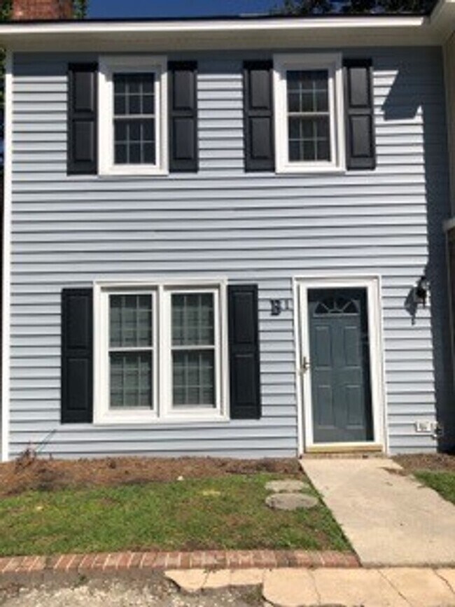 Building Photo - B-1 Kingswood Villas - Gorgeous townhome a...