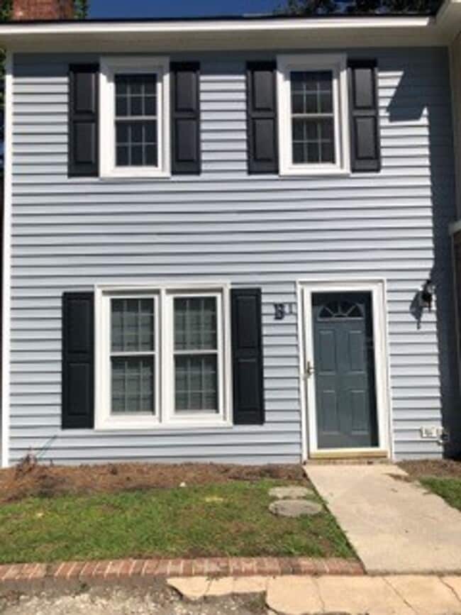 Building Photo - B-1 Kingswood Villas - Gorgeous townhome available now!