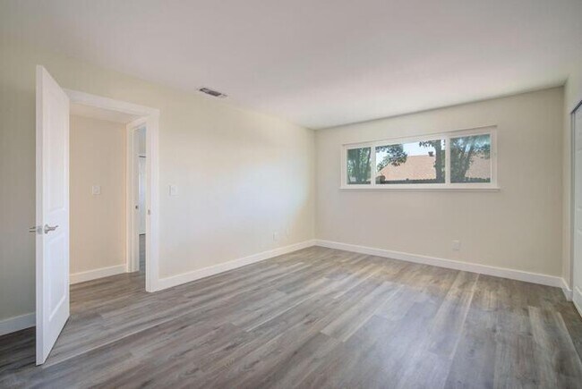 Building Photo - Beautiful fully remodeled 3-bedroom 2 bath...