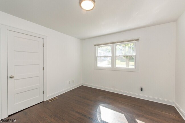 Building Photo - 39 Park Terrace N